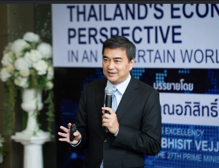 Former Prime Minister Abhisit Vejjajiva Delivers Special Lecture on Thailand’s Economic Perspectives at Siam University’s Graduate School of Business